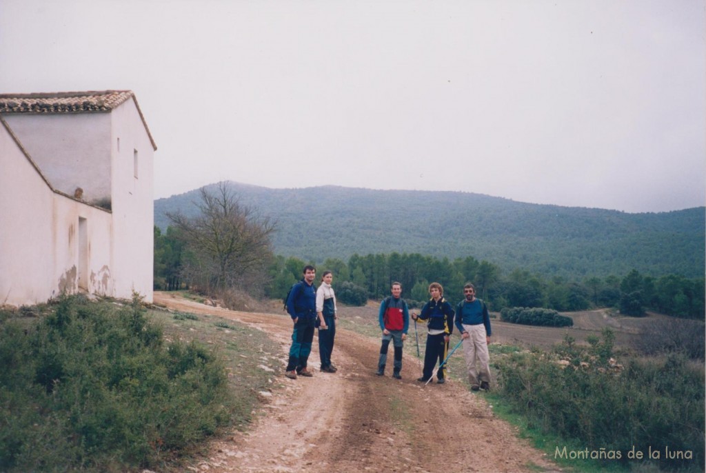 En Casa Carrícula, detrás el pico Cenarosa, delante de izquierda a derecha: Joaquín Terrés, Dulce Nombre, Antonio Cuartero, hijo y padre amigos de Orihuela